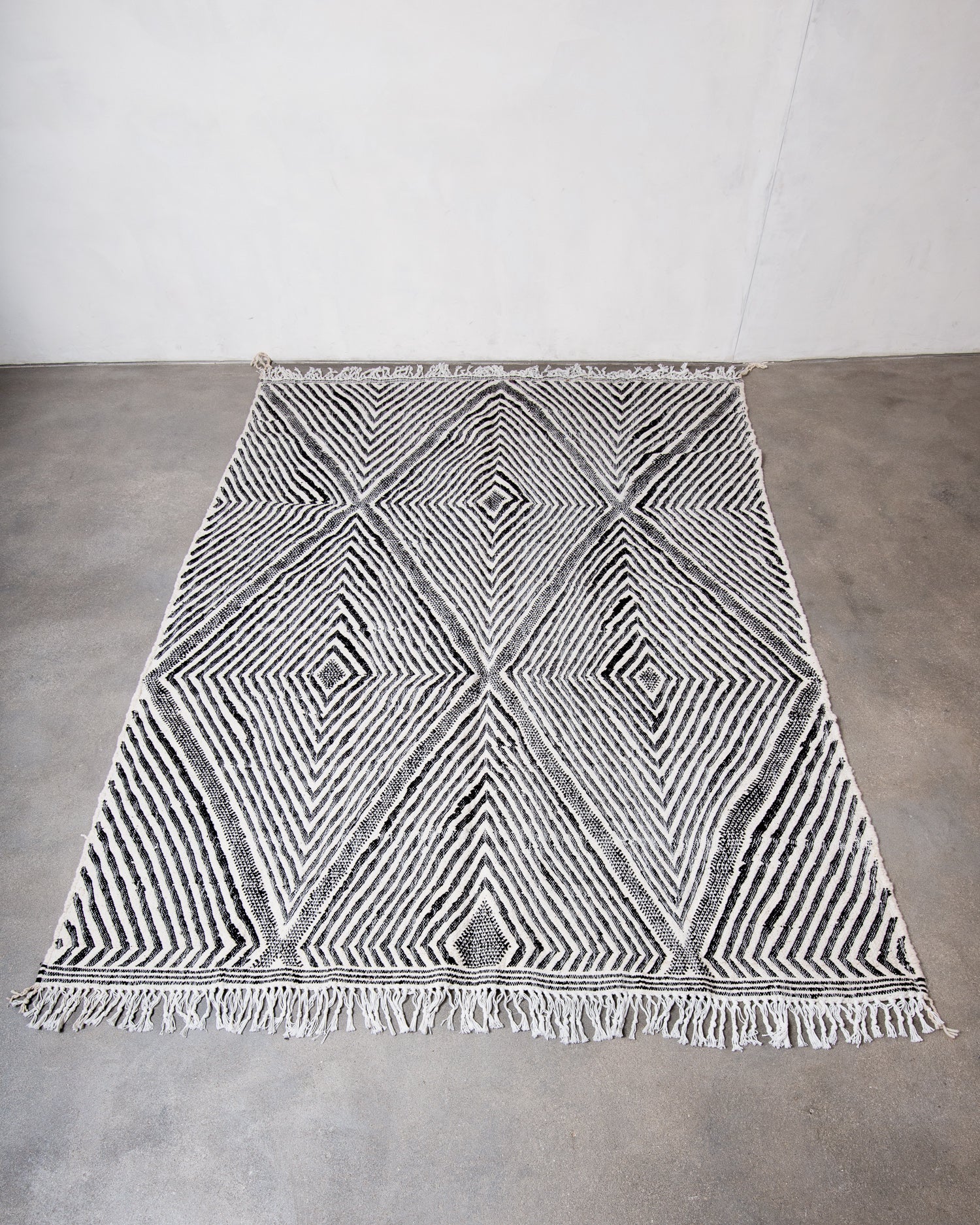 Modern, handcrafted Berber rug from Morocco. Flat-woven Kelim carpet in black and white design. Made of 100% wool.